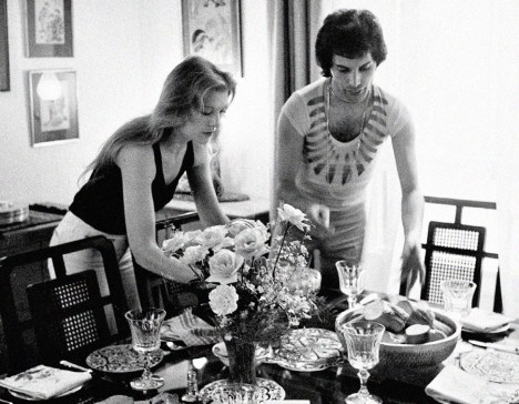 freddie-and-his-girlfriend-at-the-time-mary-austin-throwing-a-dinner-party-for-friends-at-their-london-flat-1977
